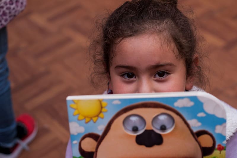 imagen niña con libro